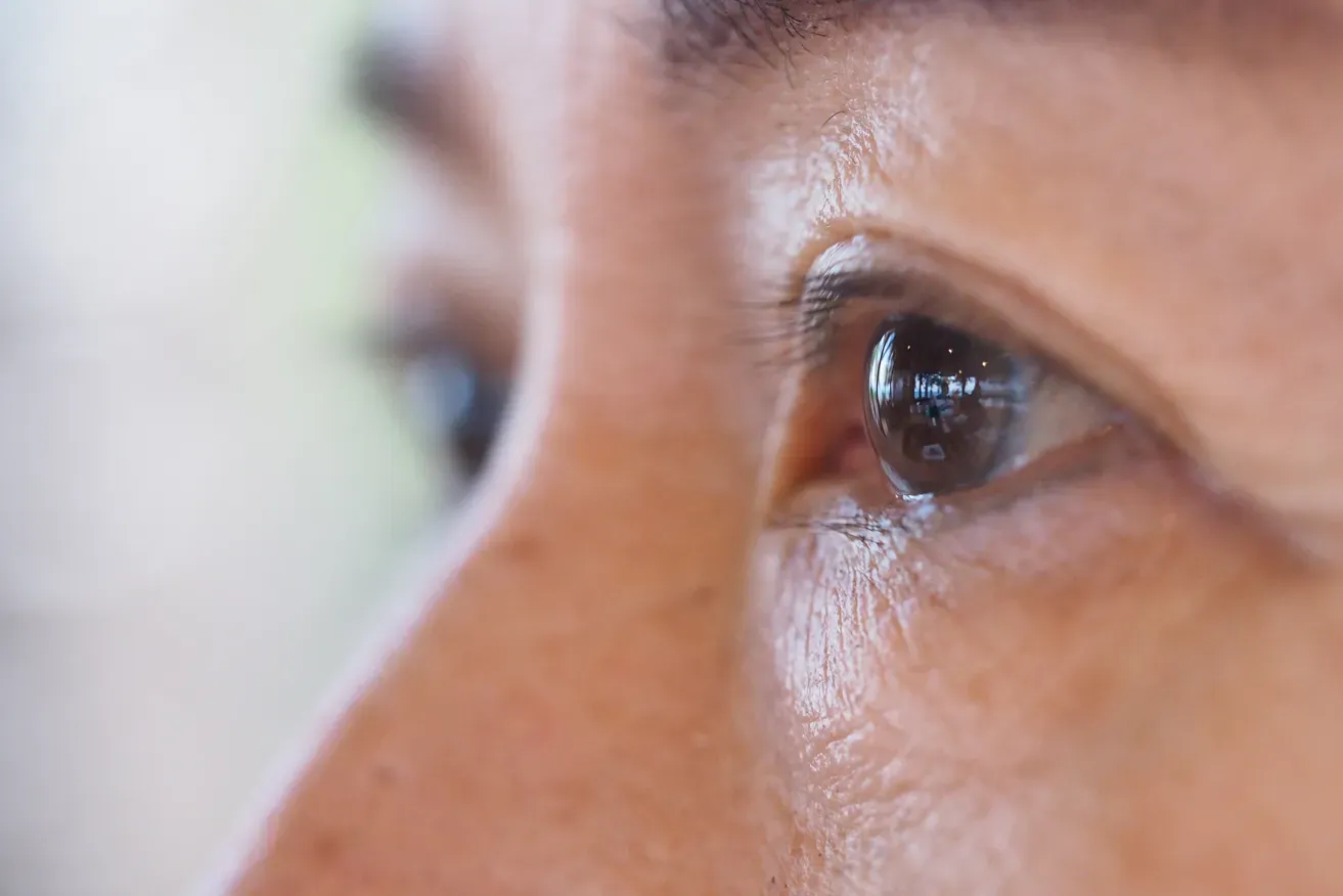 Close up side view of woman’s eyes